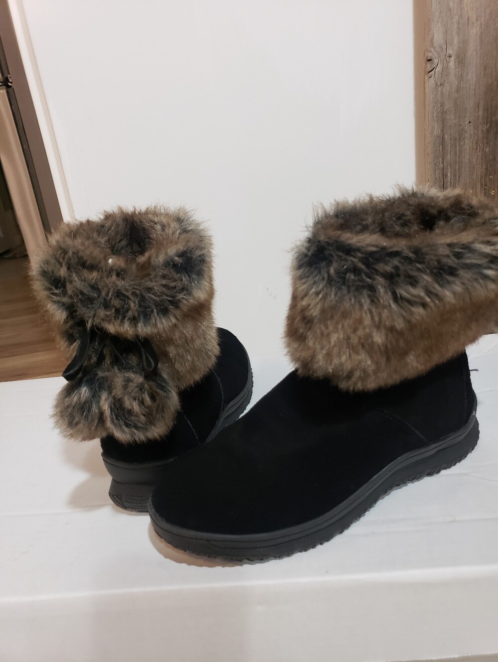 Minnietonka Everett Black Suede Faux Fur Winter Boots Size 6